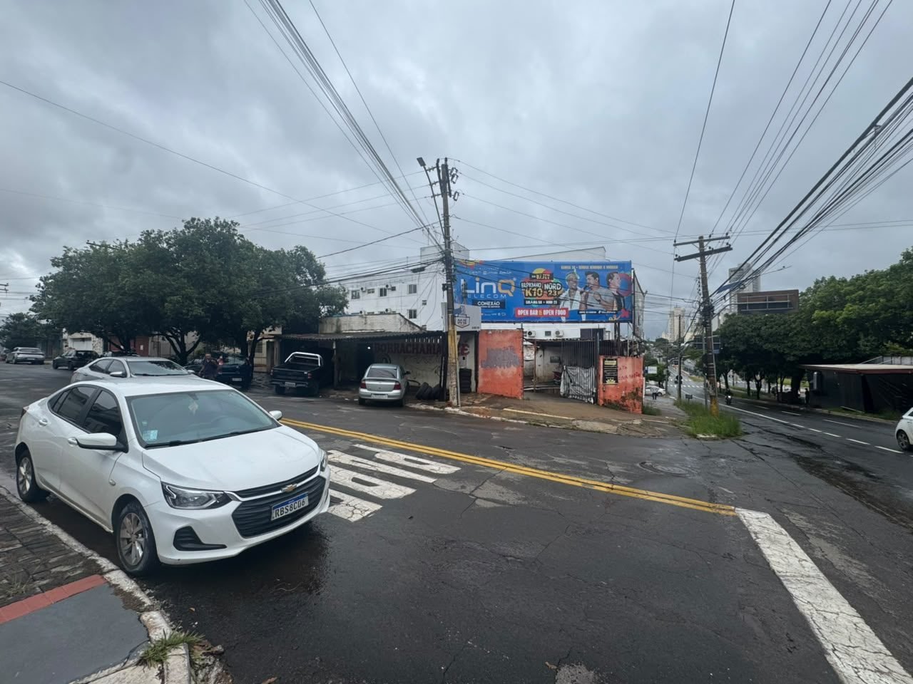 Casa de Esquina na Av. Universitária